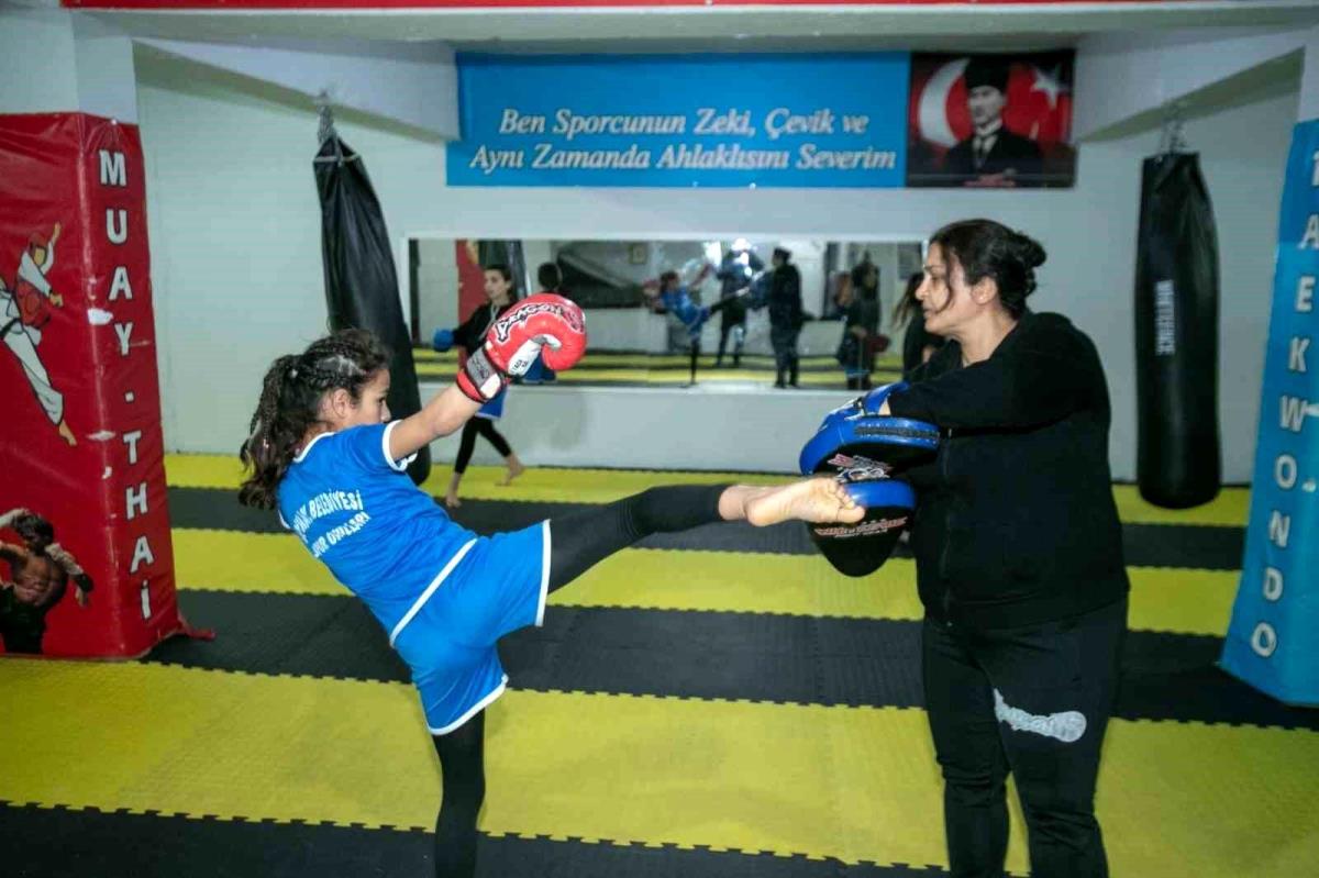 11 yaşındaki Muay Thai atleti Vasfiye Benek, Türkiye şampiyonu oldu