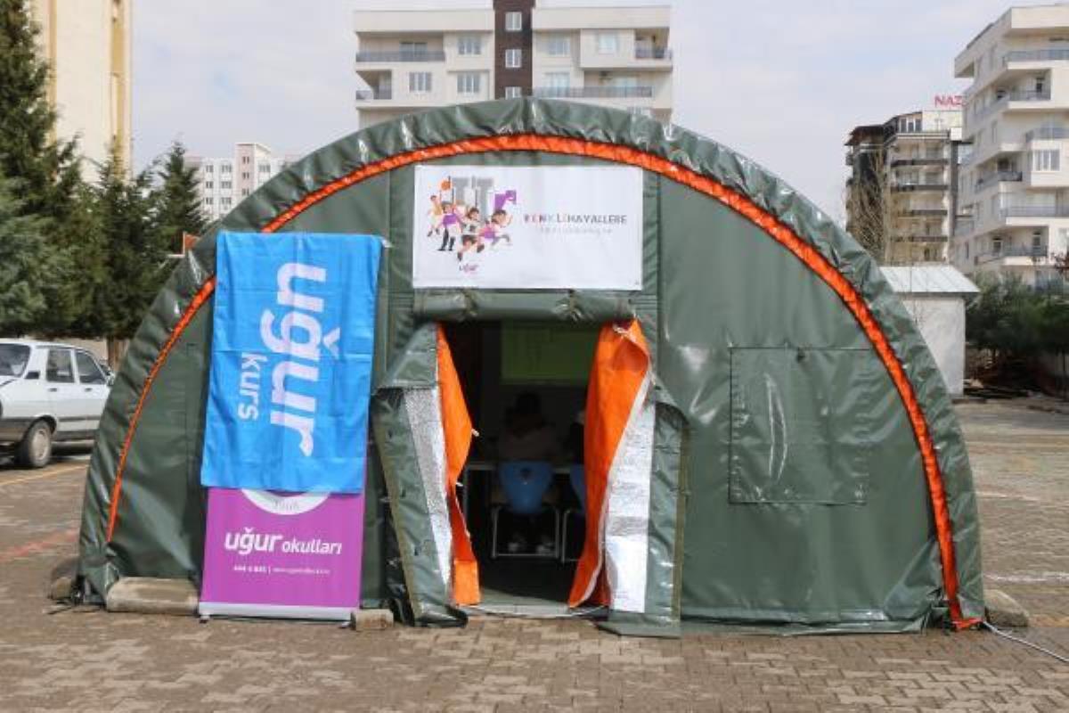 Adıyaman Kahta'da depremzede öğrencilere çadırda dijital eğitim