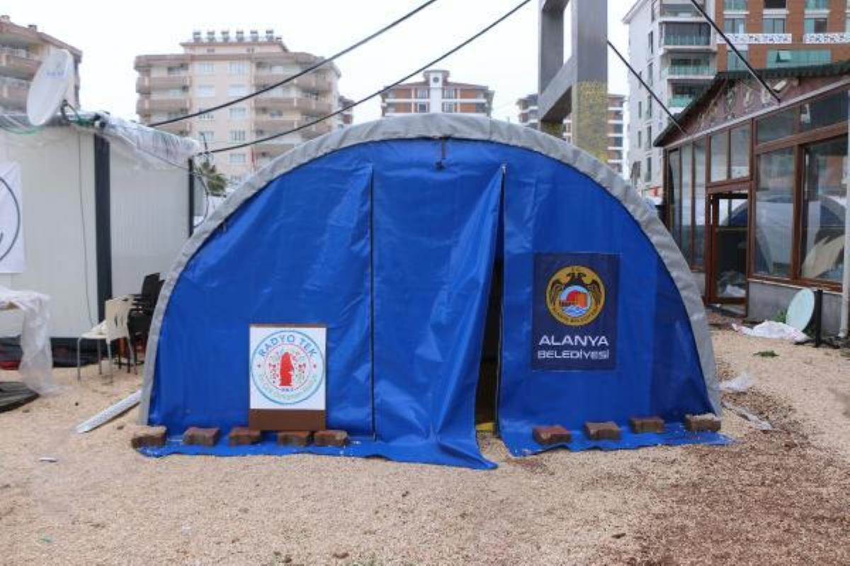 Adıyaman'da lokal radyo çadırda yayına başladı
