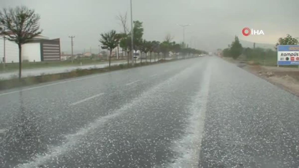 Aksaray'da şiddetli dolu yağışı kenti beyaza bürüdü