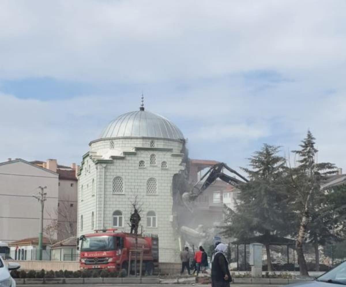 Aksaray'da, zelzelede hasar gören cami denetimli yıkıldı