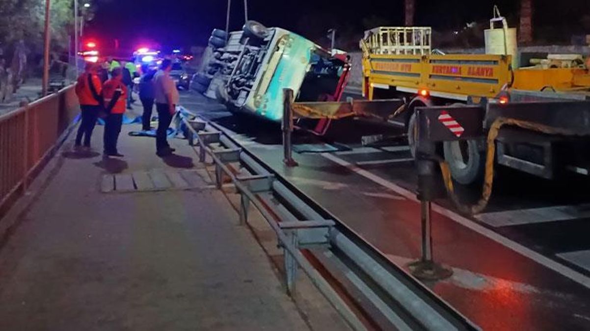 Alanya Kestelspor'un ekip otobüsü, Ofspor deplasmanından dönerken kaza yaptı: 2 futbolcunun durumu ağır