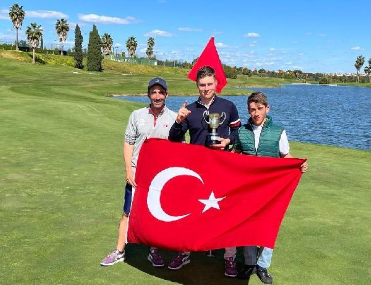 Ali Berk Berker, U18 Erkekler İspanya Golf Şampiyonası'nda kupaya uzandı