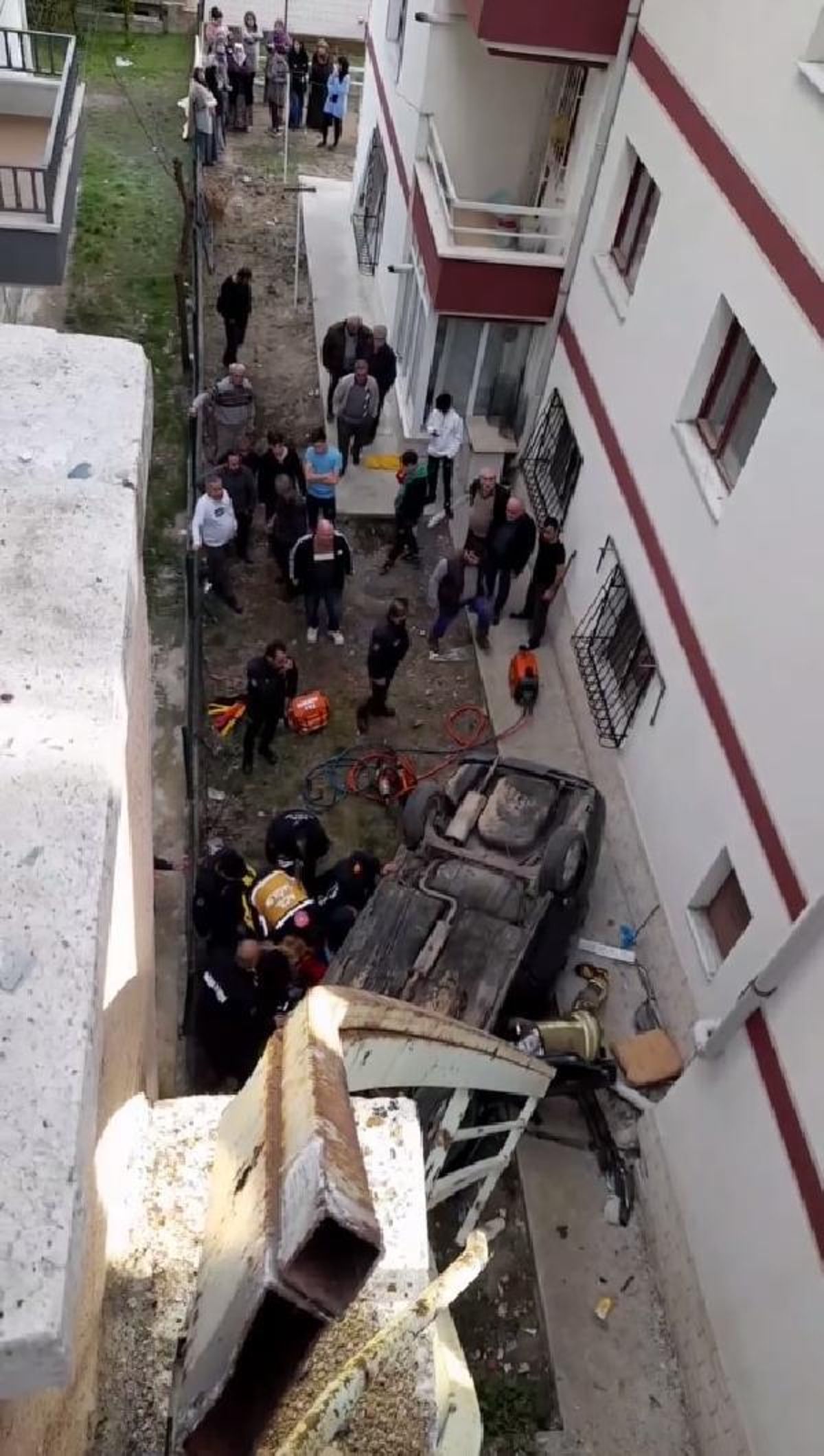 Ankara'da araba istinat duvarından düştü: 2 yaralı