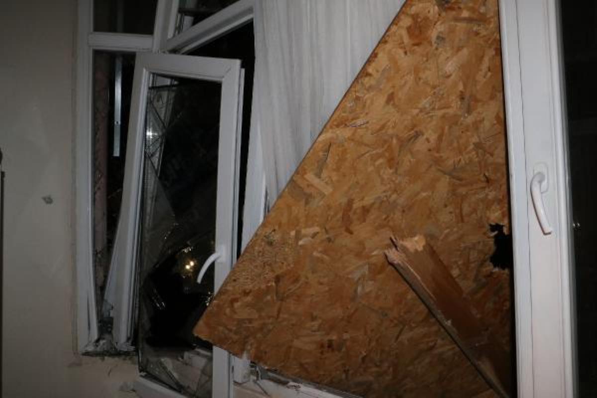 Ankara'da, rüzgarın uçurduğu çatıdan kopan kesimler yan bina ve araçlara isabet etti