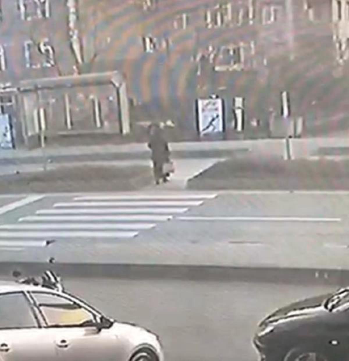 Arabanın çarptığı kadının hayatını kaybettiği kaza anı kamerada