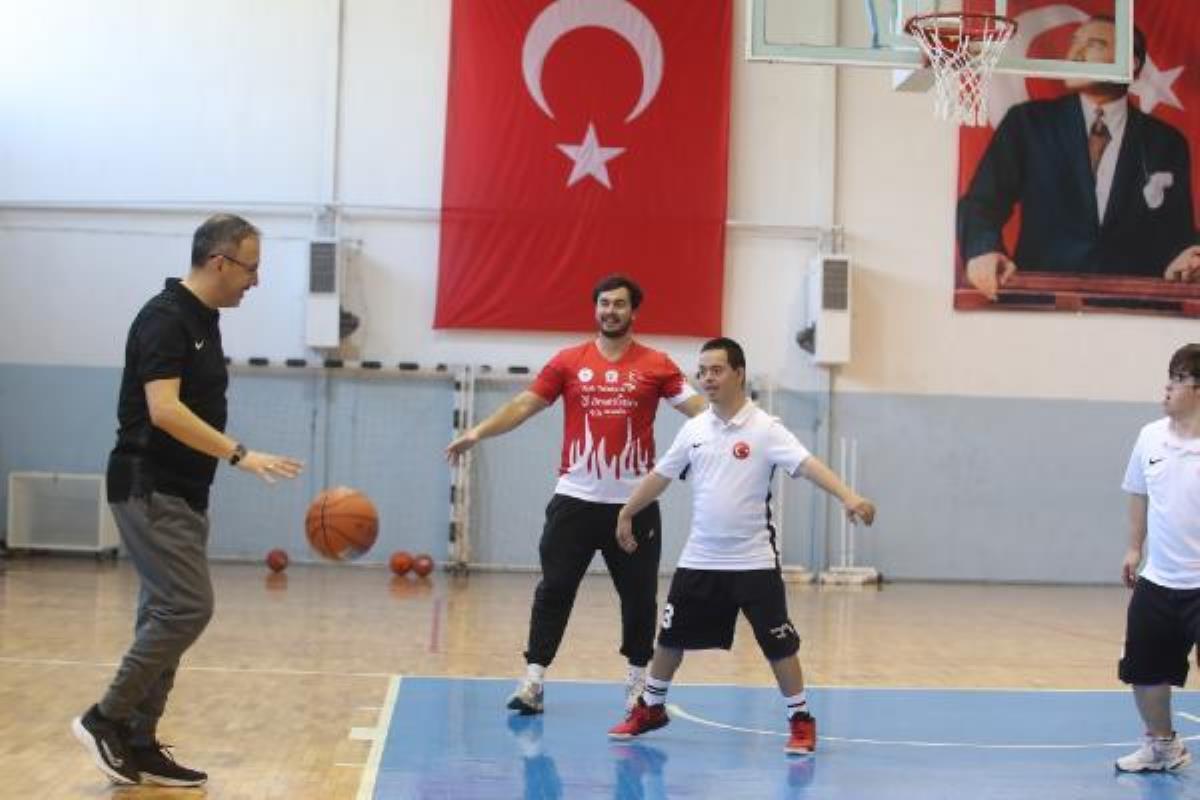 Bakan Kasapoğlu, down sendromlu ulusal atletlerle basketbol oynadı