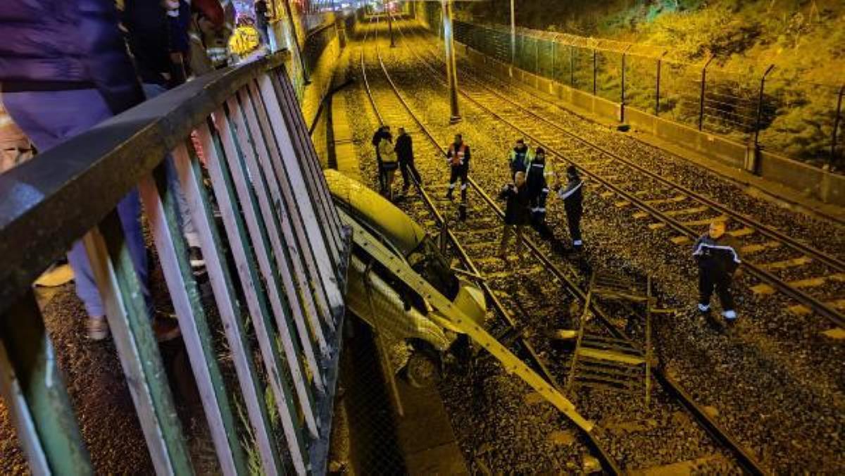 Bakırköy'de araba metro çizgisine uçtu: 2 yaralı
