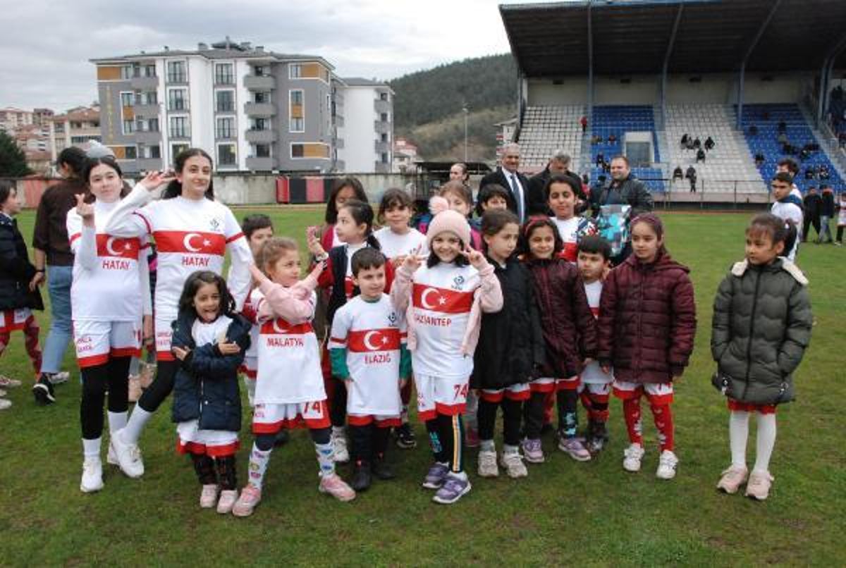 Bartınsporlu futbolcular, 100 depremzede çocukla maç yaptı