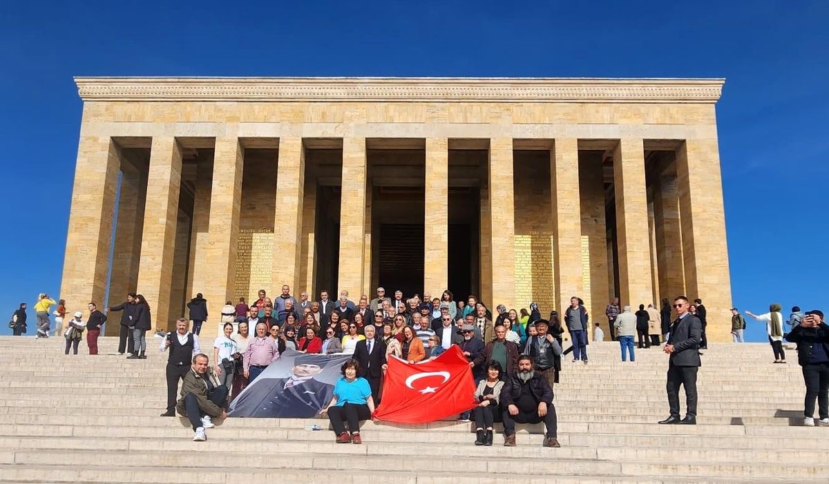 'Benim Vekilim İlhan Özcan' diyen 100 kişilik gruptan Ankara çıkartması