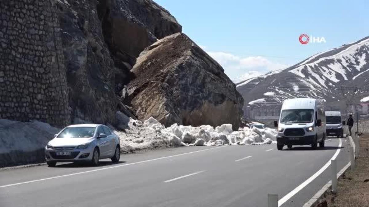 Bitlis'te dev kaya blokları karayoluna düştü