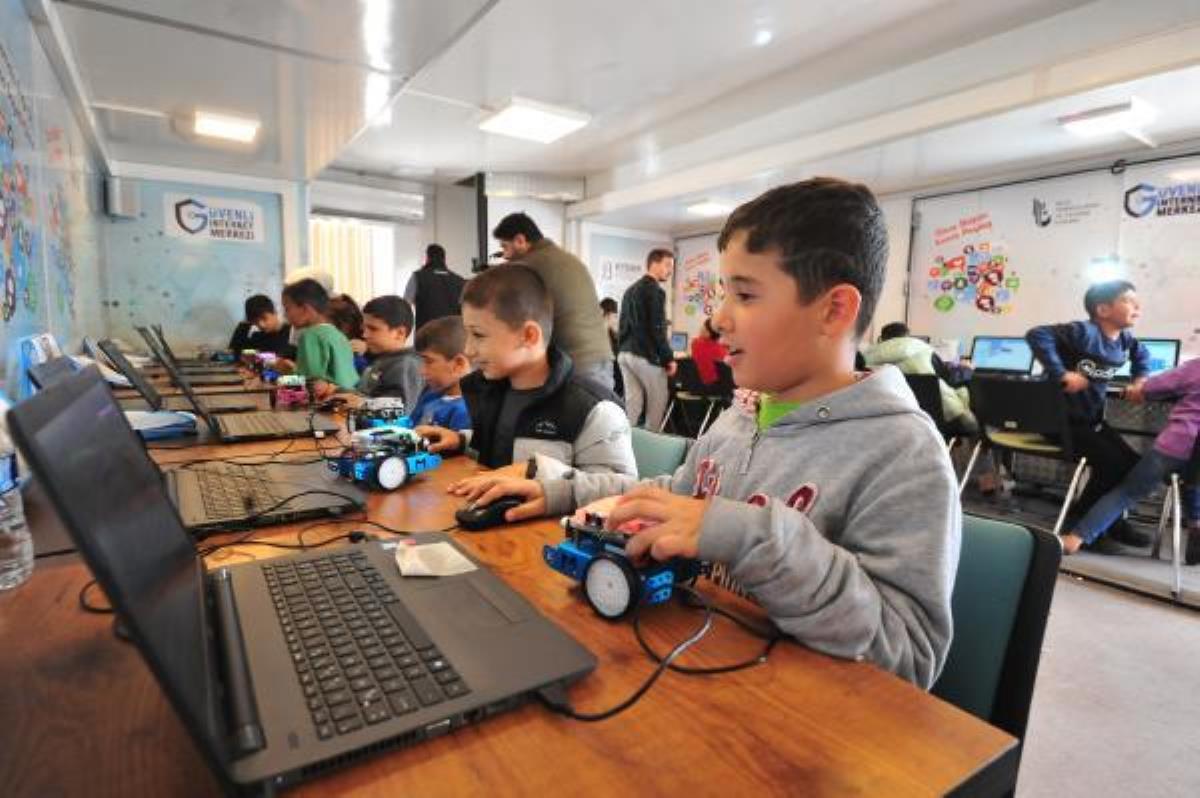 Çadırdaki depremzede çocuklar için TIR'ı taşınabilir sınıfa çevirdiler, robotik kodlama öğretiyorlar