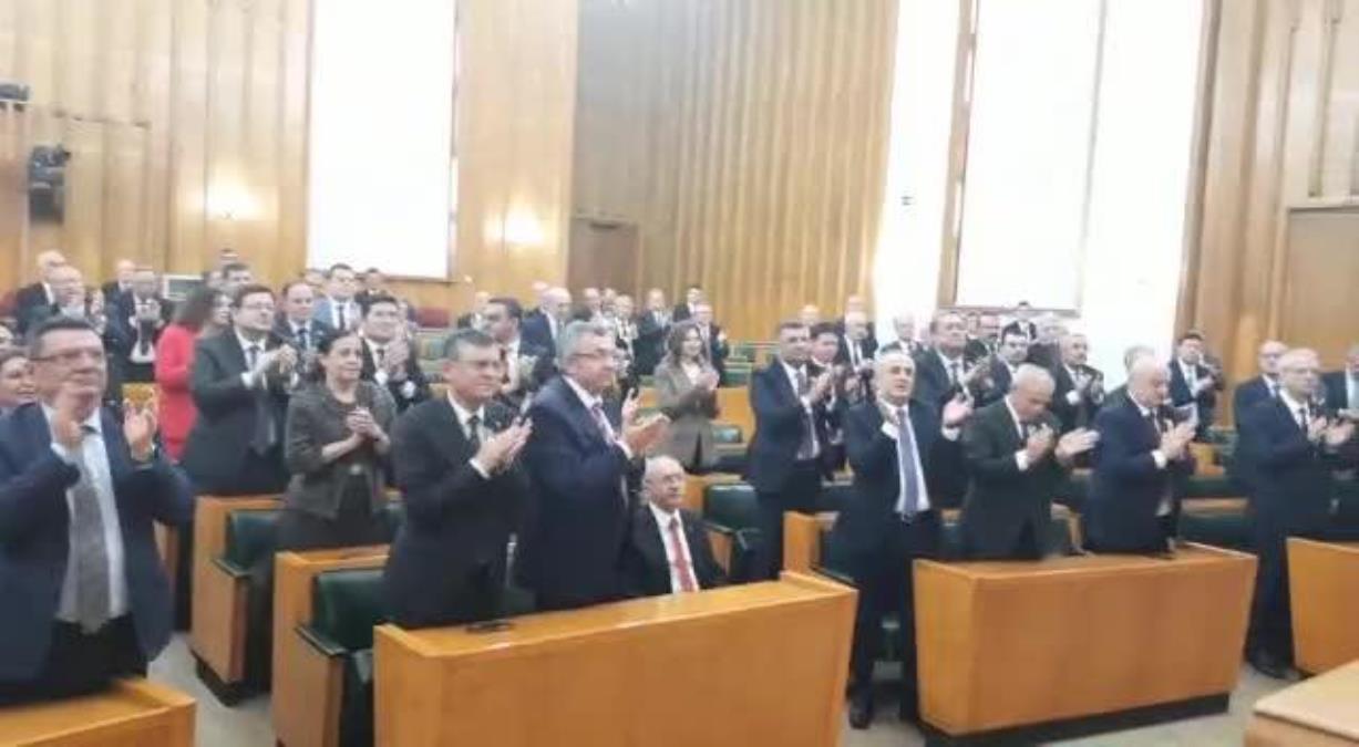 CHP TBMM Kümesi, Kılıçdaroğlu'nun Cumhurbaşkanı Adaylığını Oybirliği ile Kararlaştırdı. Milletvekilleri, Kararı Ayakta Alkışladı