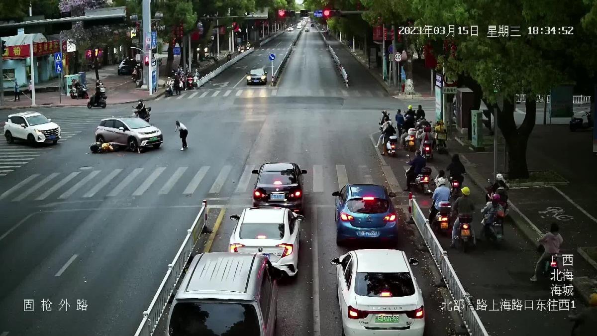 Çin'de Bir Aracın Altında Kalan Motosiklet Şoförünün İmdadına Yoldan Geçenler Yetişti
