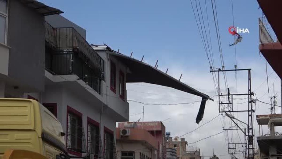 Çok rüzgar iki katlı meskenin çatısını yerinden söktü