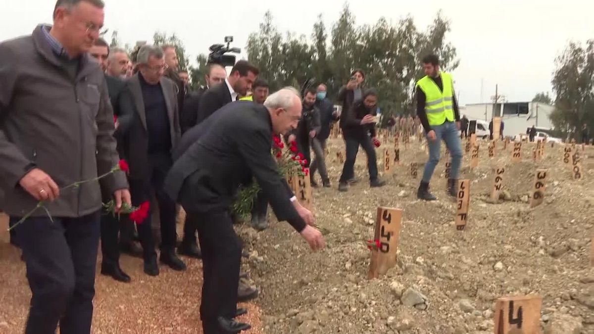 Cumhurbaşkanı Adayı Kılıçdaroğlu, Hatay'da; Narlıca Depremzede Mezarlığı'nı Ziyaret Etti