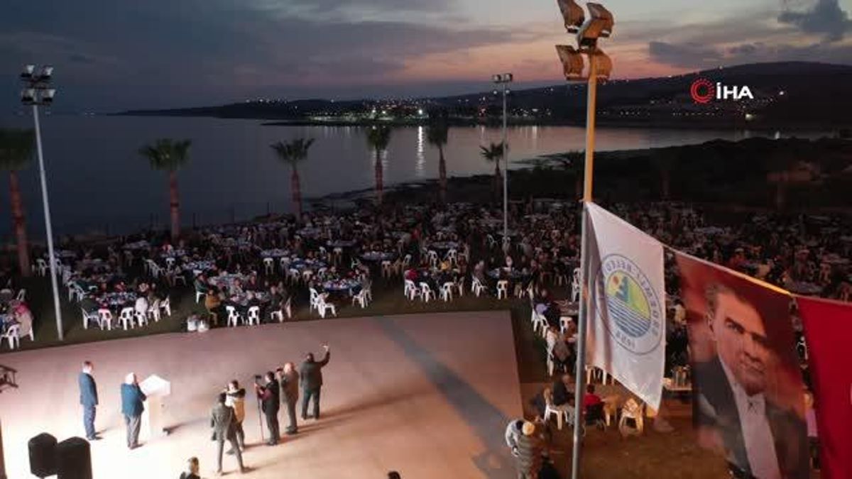 Depremzede vatandaşlar Kızkalesi'nde iftar sofrasında buluştu