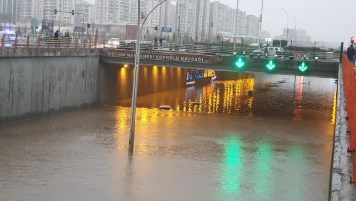 Diyarbakır'daki kuvvetli yağış; 9 araba hasar gördü, 80 konut ve iş yerini su bastı