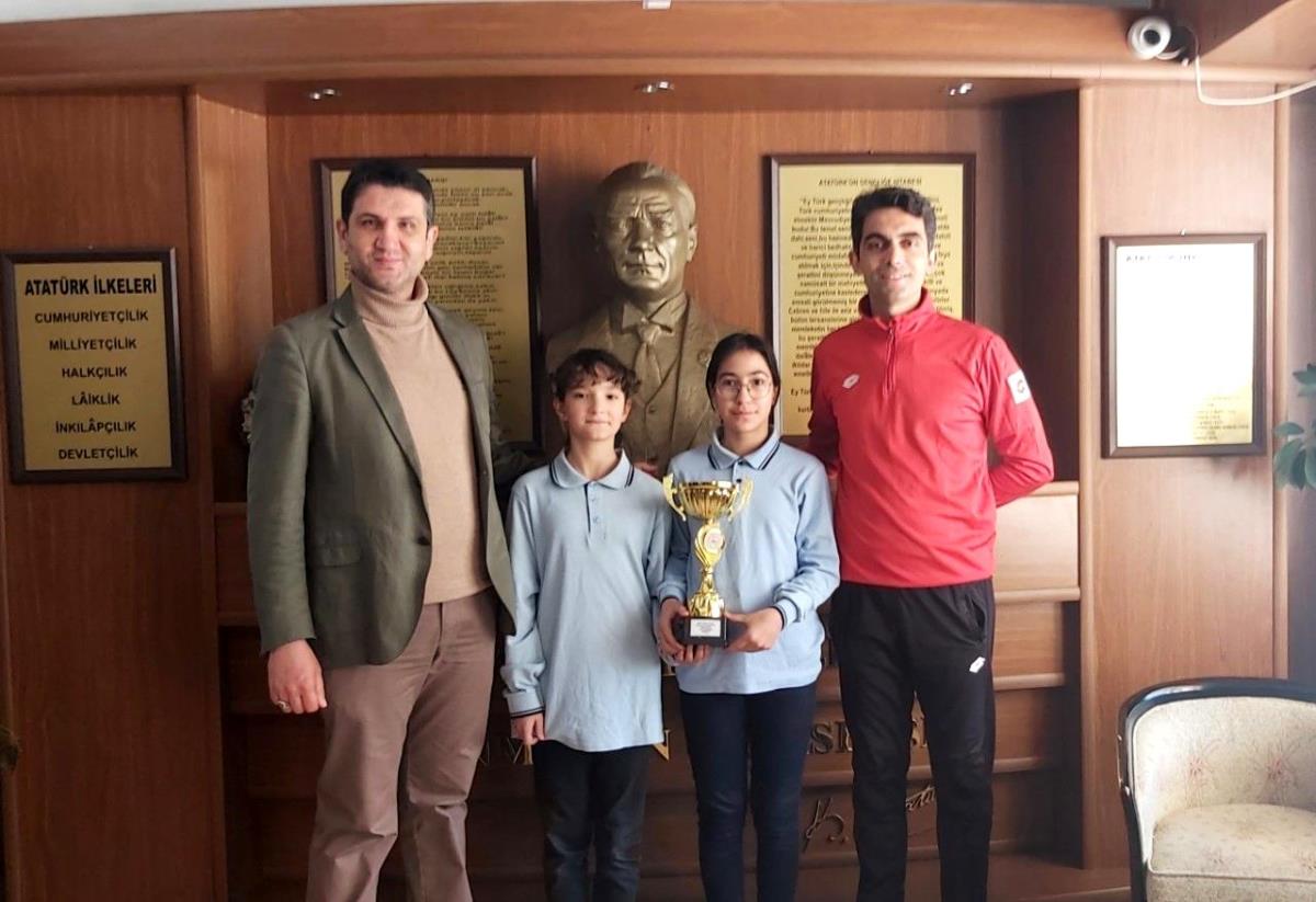 Eskişehir Odunpazarı Ticaret Borsası Ortaokulu 'Küçük Kız Masa Tenisi' turnuvasında birinci oldu