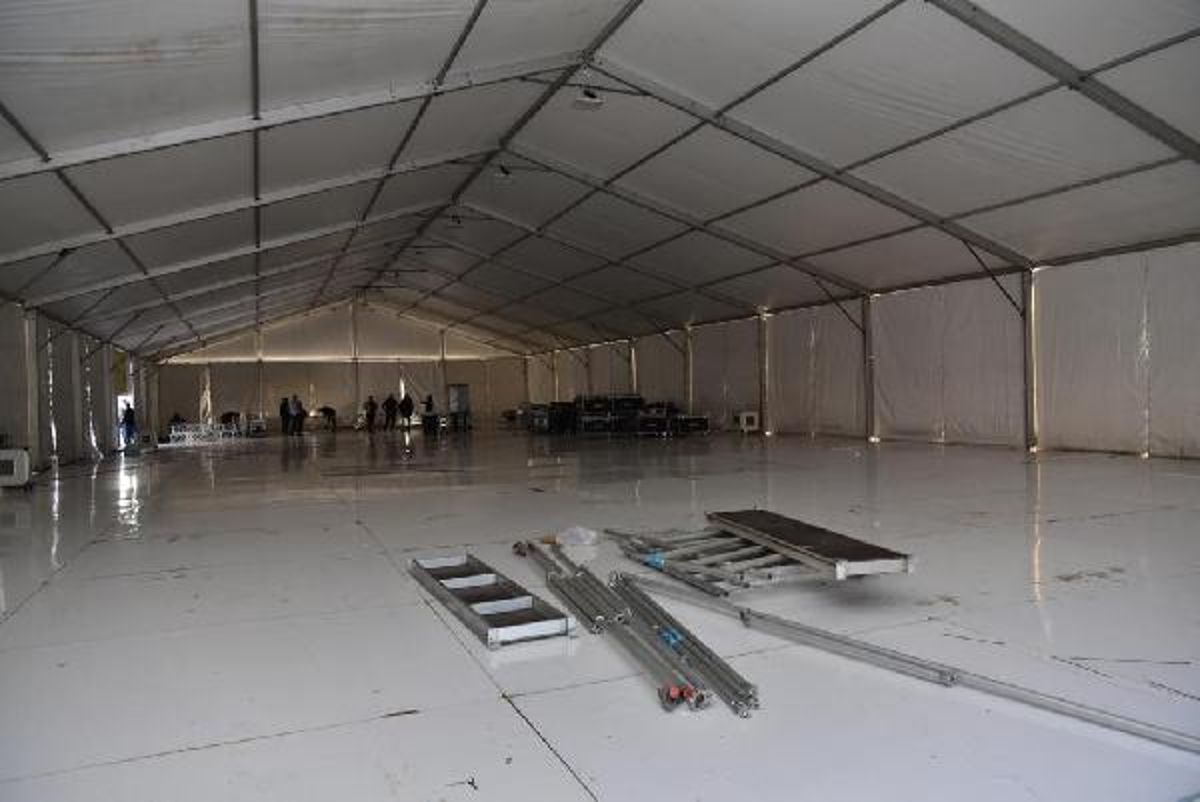 'İlk evim' projesinde kuraların çekileceği Tuzla'da çadırlar kurulmaya başlandı