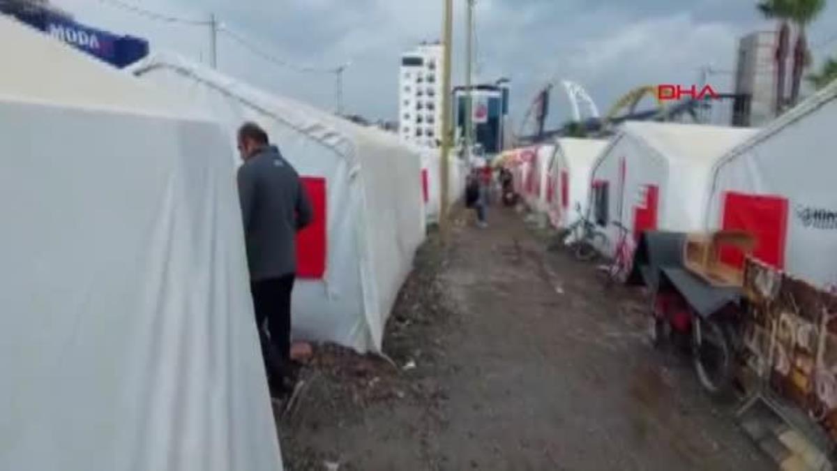 İskenderun'da sağanak tesirli oldu; çadırlardaki depremzedeler güç anlar yaşadı