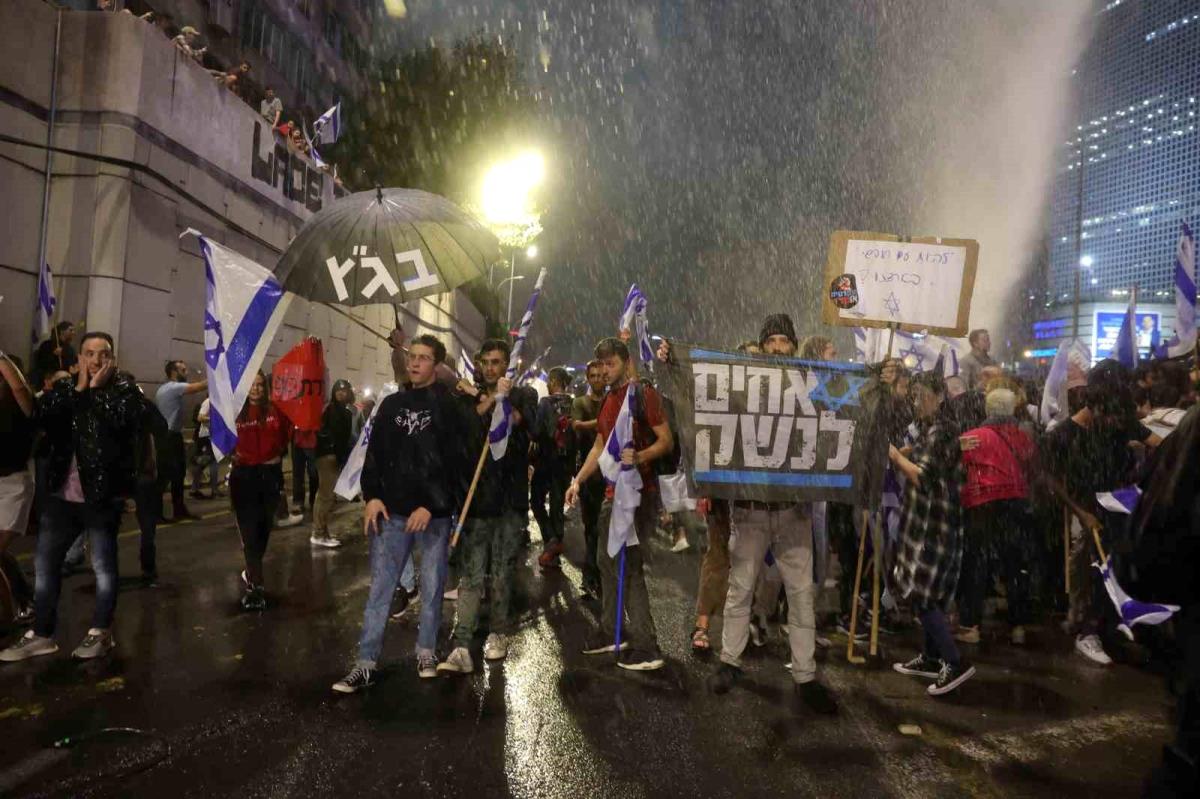 İsrail'de Savunma Bakanı'nın vazifeden alınmasının akabinde sokaklar karıştı