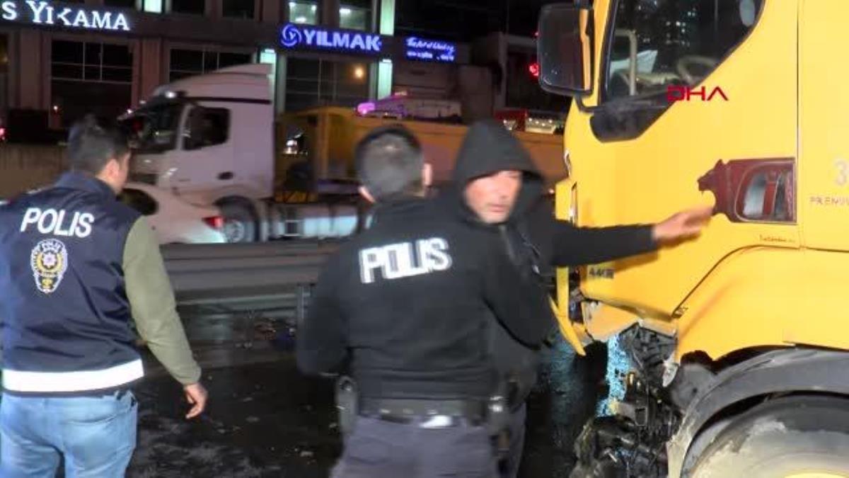 İSTANBUL-BAĞCILAR'DA TIR BARİYERLERE ÇARPTI, ALKOLLÜ SÜRÜCÜ POLİS MERKEZİNE GÖTÜRÜLDÜ