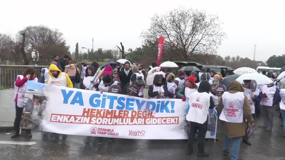 İstanbul'da Doktorlar, Sarsıntılarda Ömrünü Yitirenler İçin Haydarpaşa Numune'den Kadıköy İskelesi'ne Kadar "Sessiz Yürüyüş" Yaptı