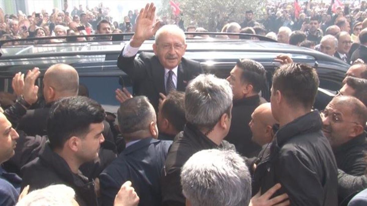 İzmir'de Kılıçdaroğlu'nu karşılayan kümenin açtığı pankart dikkat çekti! Beğenilen geldiniz Cumhurbaşkanım