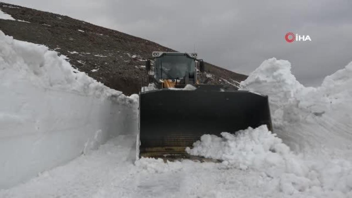 Kar kalınlığının 5 metreyi aştığı yolda çalışmalar devam ediyor
