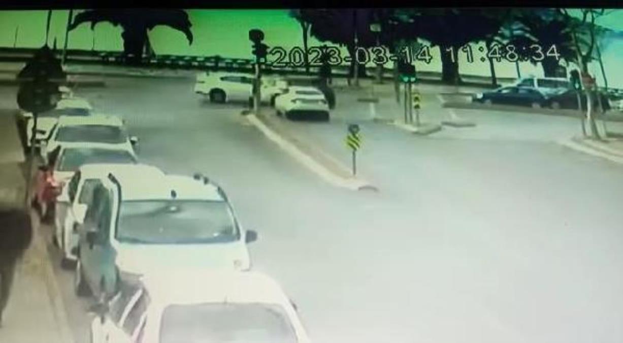 Kartal'da 2 arabanın çarpıştığı kaza kamerada