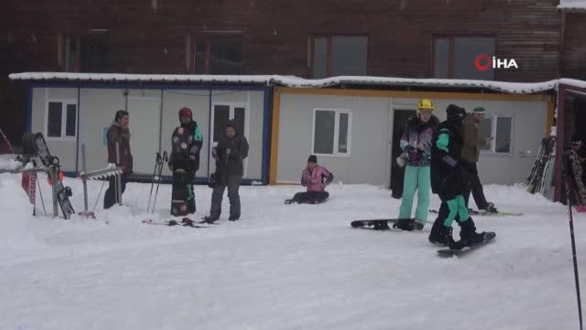 Kartalkaya'da tatilciler kar yağışı eşliğinde kayak yaptı