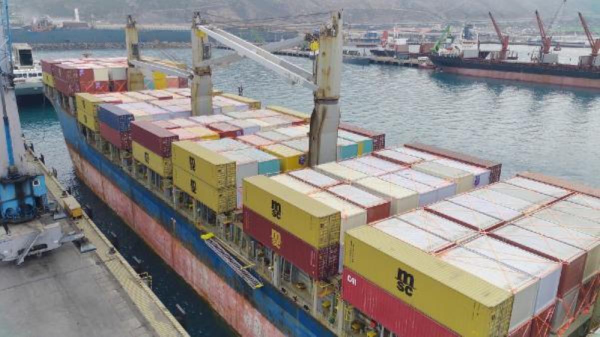 Katar'dan gönderilen konteyner meskenleri taşıyan gemi, İskenderun Limanı'na geldi