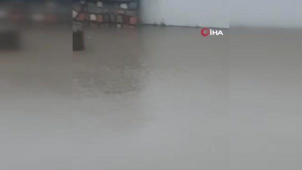 Kızıltepe'de sağanak yağış vatandaşa sıkıntı anlar yaşattı