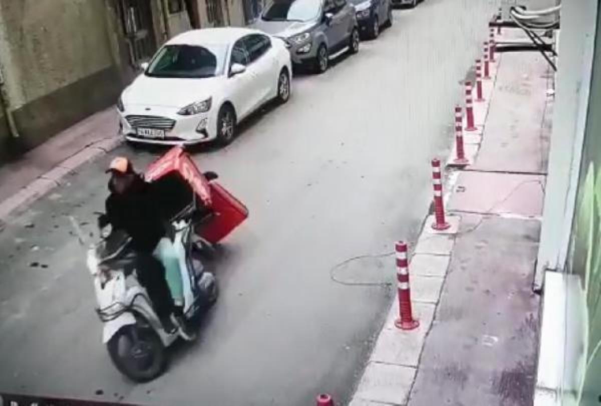 Kurye, motosikletini çalan hırsızı üzerine atlayıp yakaladı; o anlar kamerada