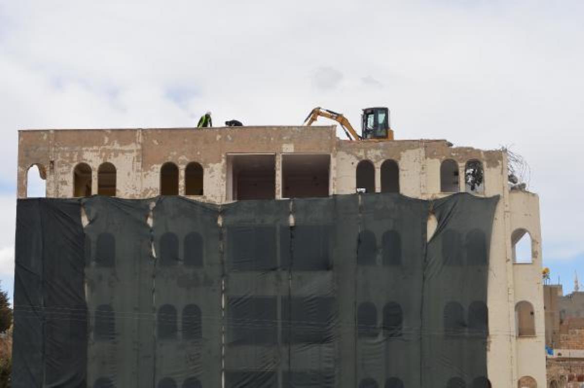 Mardin'de 5 katlı betonarme bina yıkılıyor