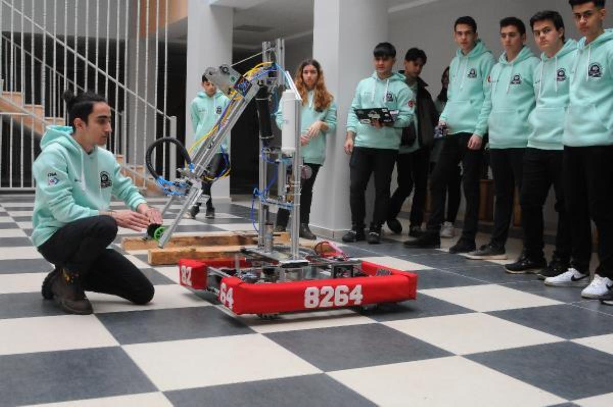 Meslek lisesi öğrencileri tasarladıkları robot ile Kanada'da yarışacak