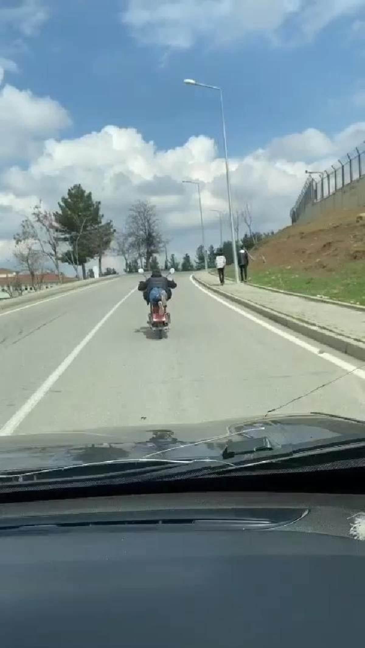 Motosiklet şoförünün tehlikeli seyahati kamerada