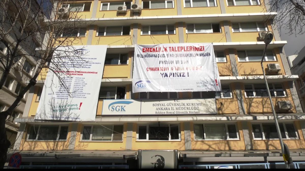 Ofis İşçileri Sendikası, Eyt Düzenlemesi Nedeniyle İş Yükü Artan Sgk Çalışanlarının Taleplerinin Karşılanması İçin Ankara'da Aksiyon Yaptı