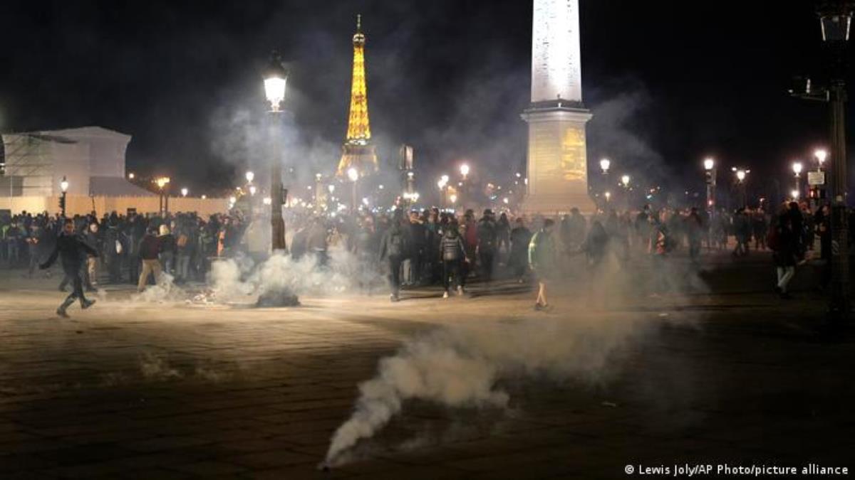 Paris'te emeklilik ıslahatı protesto edildi: 200 gözaltı