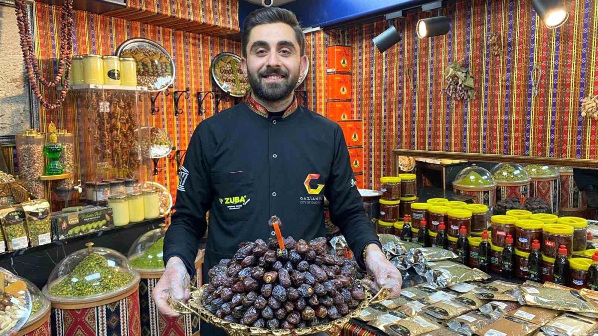 Ramazan'ın vazgeçilmez lezzeti hurma 250 TL'den satılıyor
