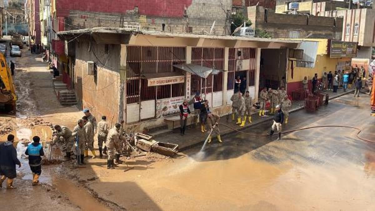 Şanlıurfa'da çamur temizlendi, okullar açıldı; kayıp TIR şoförü aranıyor