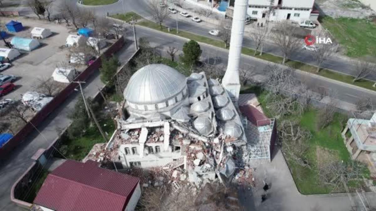 Sarsıntı sonrası cami yıkıldı minaresi ayakta kaldı