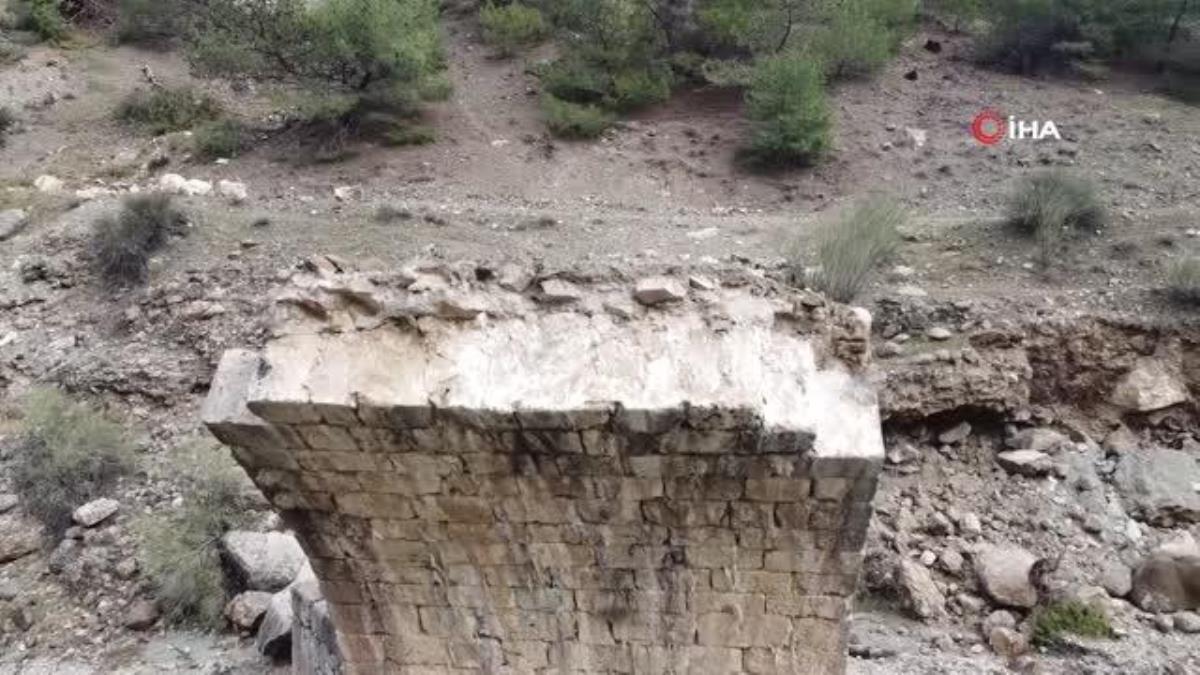 Sarsıntıda tarihi Vicina Köprüsü de yıkıldı