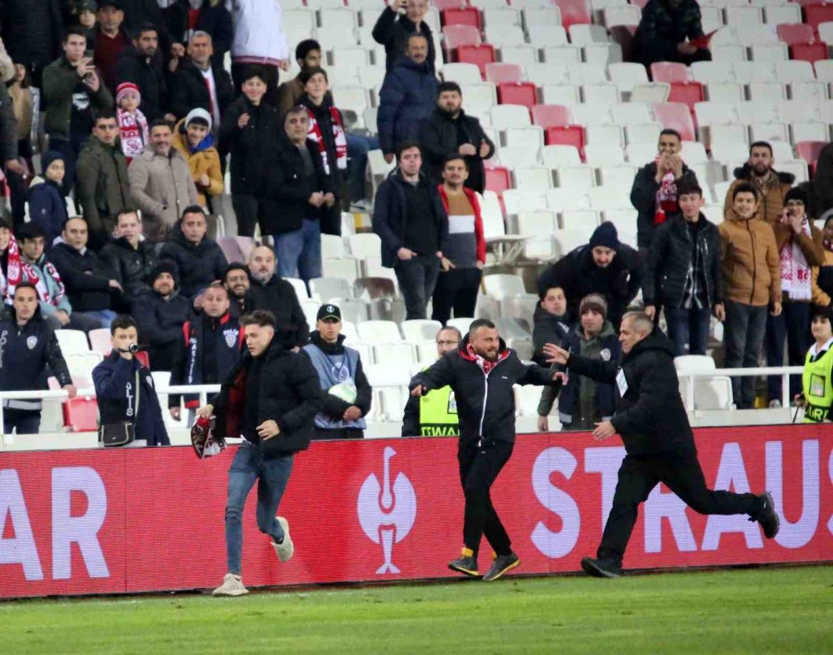 Sivasspor-Fiorentina maçında alana taraftar girdi
