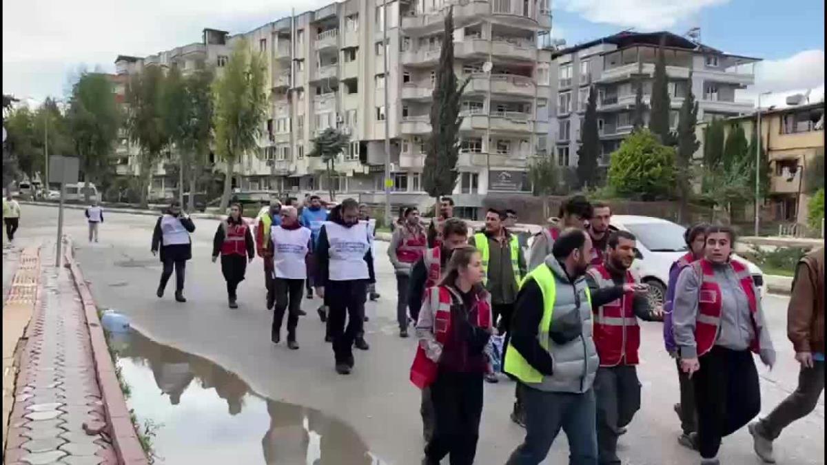 Sol Parti Gönüllüleri Hatay'da Sarsıntıda Hayatını Kaybedenler İçin Sessiz Yürüyüş Düzenledi