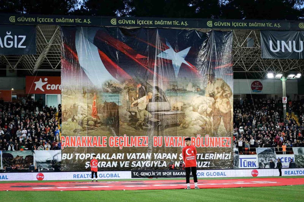 Spor Toto Muhteşem Lig: Corendon Alanyaspor: 1 - Fenerbahçe: 0 (İlk yarı)
