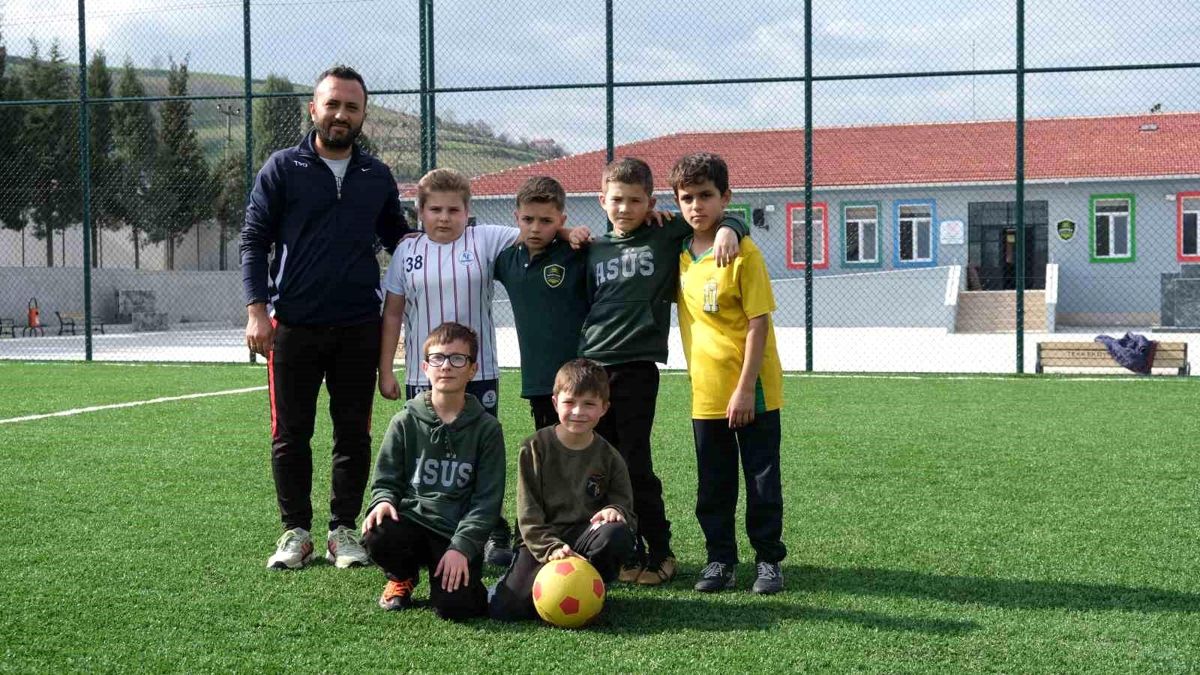 Tekkeköy'de öğrencilere futbol eğitimi