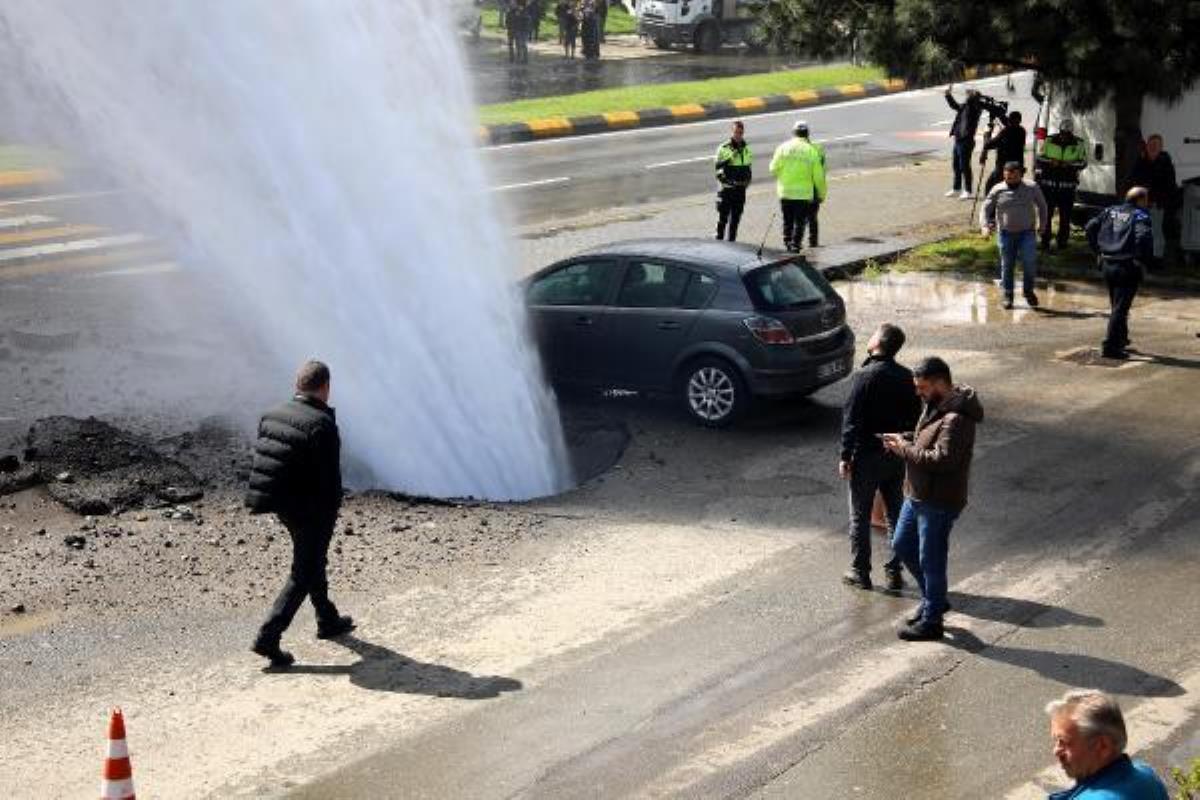 Trabzon'da isale sınırı patladı; 8 katlı bina ve yola su doldu