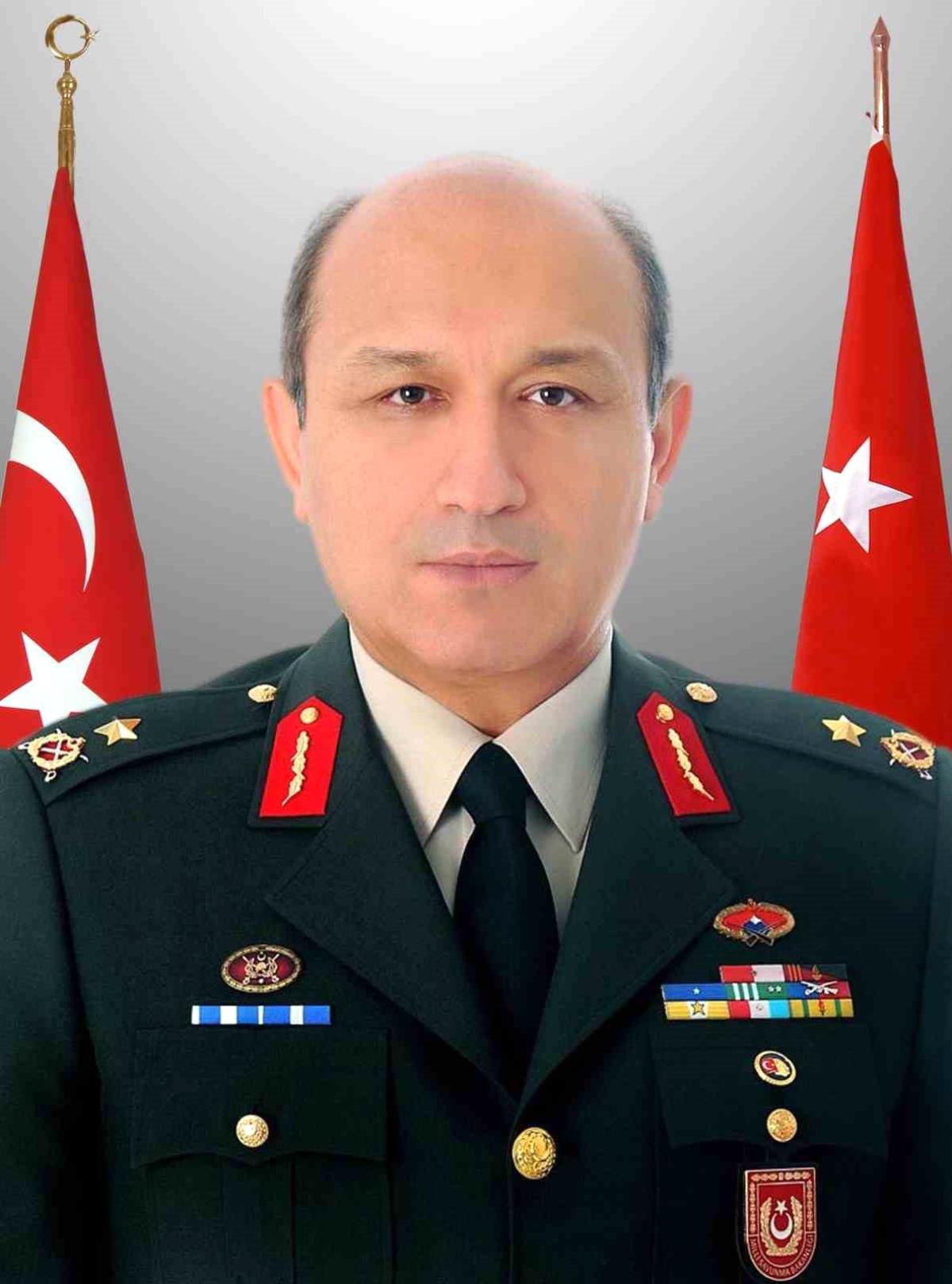 Ulusal Savunma Bakanı Akar'ın Özel Kalem Müdürü Tuğgeneral Remzi Albasan, 40 seneyi aşkın müddettir giydiği üniformasını çıkarttı